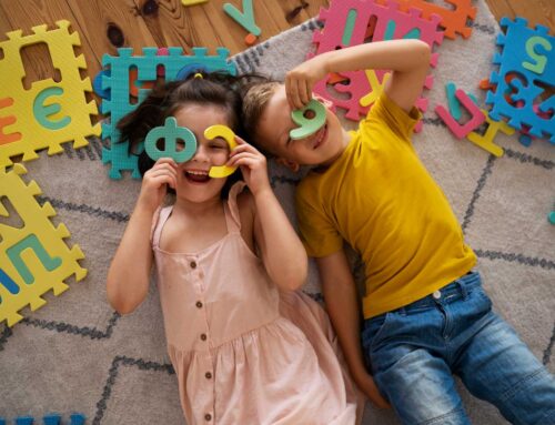 Los niños pequeños que ríen aprenden más rápido