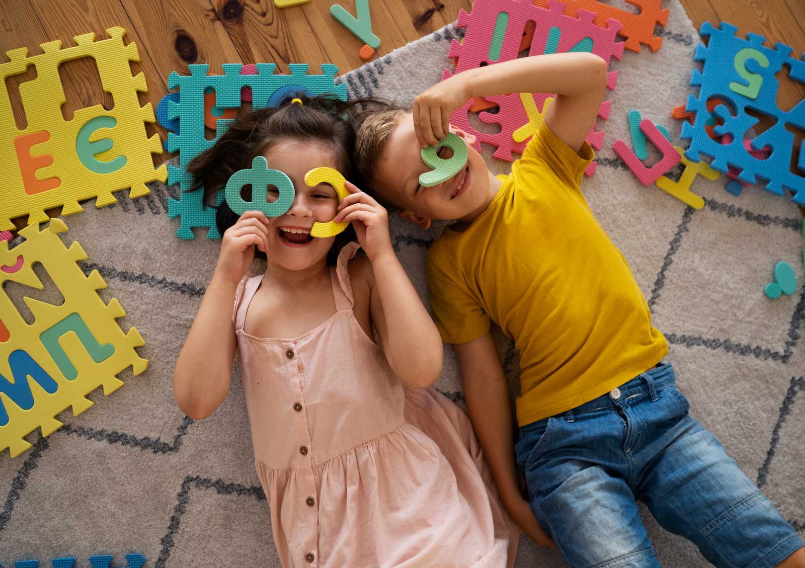 Los niños pequeños que ríen aprenden más rápido